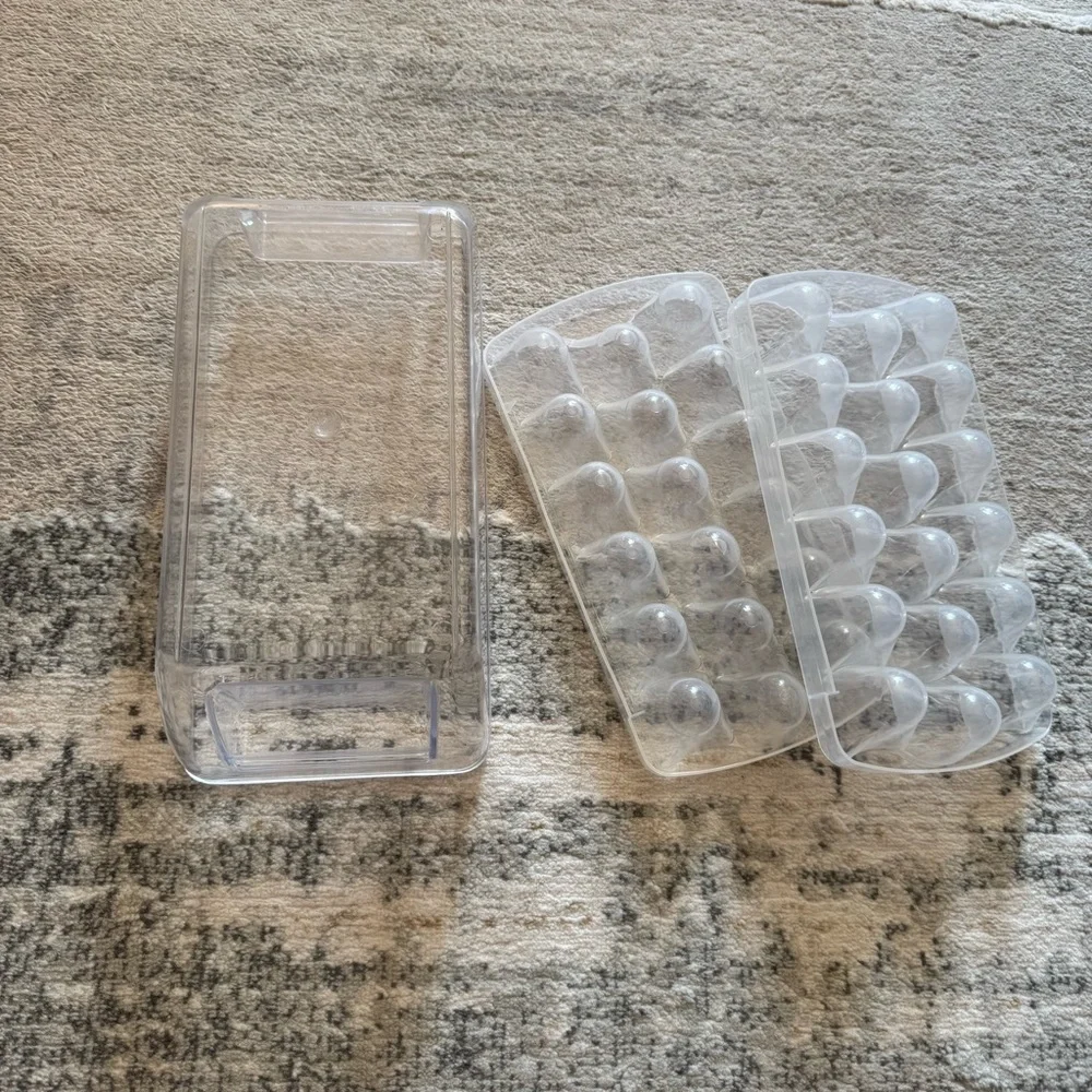 🛍🏙3️⃣ for $1️⃣5️⃣ Bundle of 2 ice cube trays and plastic storage bin